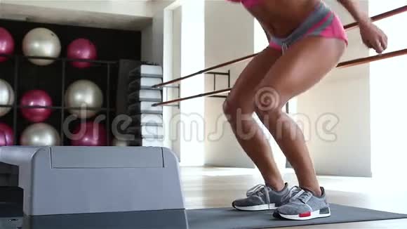 在健身房跳步的女人慢动作视频的预览图