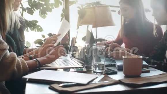 工作氛围女同事午餐时在咖啡馆工作视频的预览图