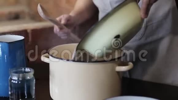 人们手上的特写把面粉倒进锅里视频的预览图