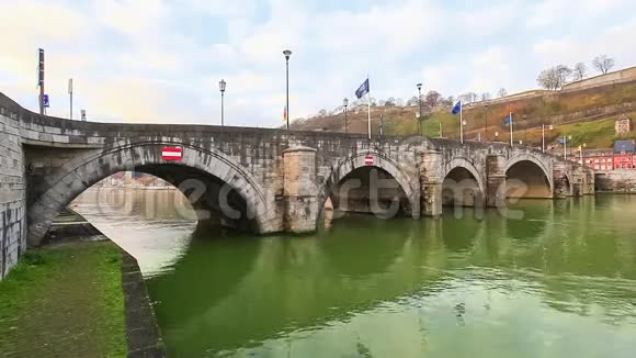 比利时瓦隆尼亚Namur和Jambes之间有500年历史的桥梁视频的预览图