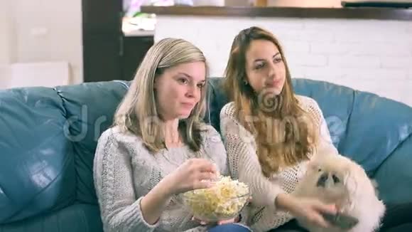两个女孩一起看电视吃爆米花视频的预览图