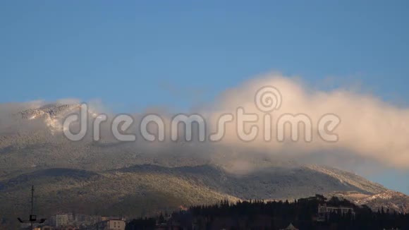 傍晚的太阳照亮了群山中的云彩视频的预览图