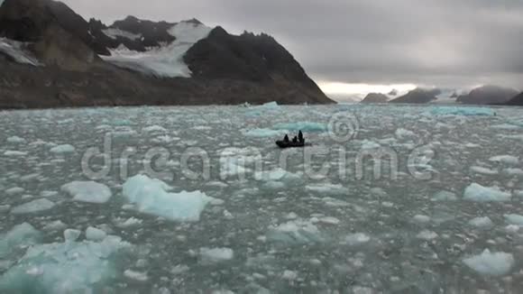 船上的人们在斯瓦尔巴岛北冰洋的冰原上航行视频的预览图