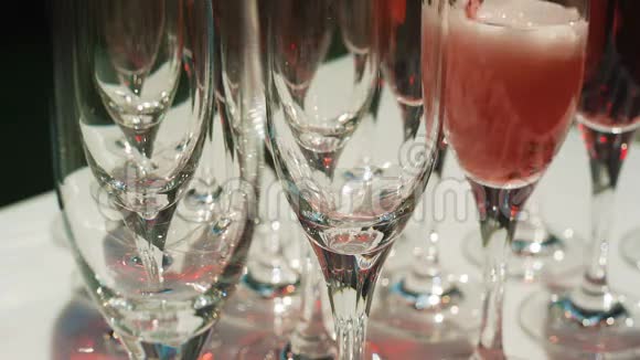 红香槟倒在玻璃杯里视频的预览图