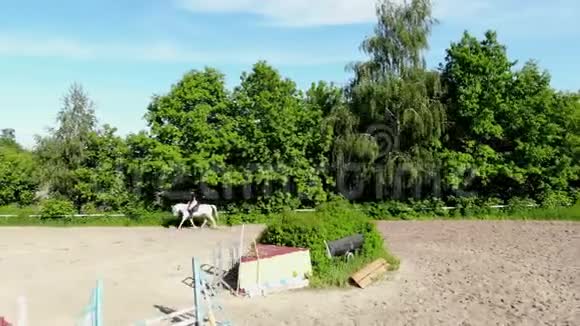 从上面看空中视频拍摄训练沙场操场骑手骑师骑马表演各种视频的预览图