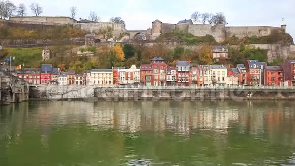 纳穆尔的Meuse河河岸建筑物视频的预览图
