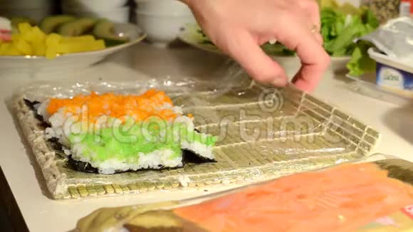 准备吃寿司视频的预览图