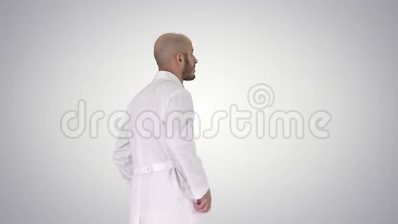 穿着渐变背景长袍的医生视频的预览图
