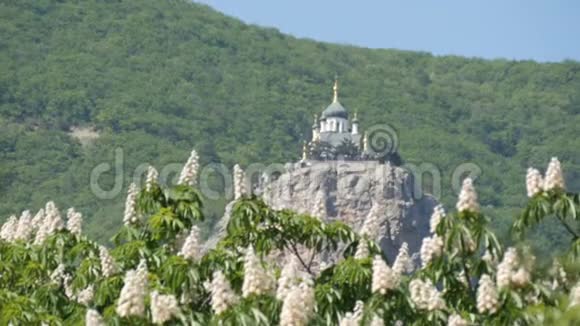 福洛斯的东正教教堂矗立在一座山上背景是一片开花的栗子视频的预览图