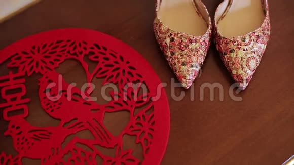 女鞋和红色中国符号视频的预览图
