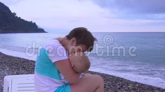 妈妈和睡在沙滩上的宝宝视频的预览图