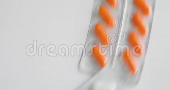 药丸和药物的转变药品药丸和药片的泡罩包装在一个无缝的循环特写视频的预览图