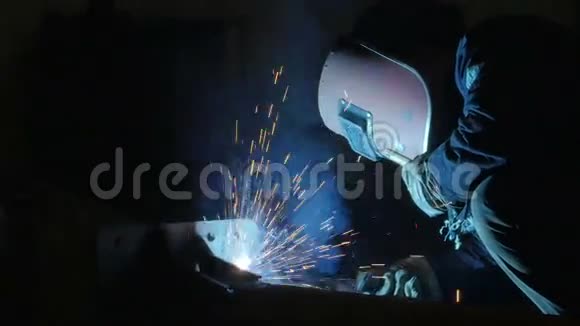 在金属行业工作的焊工近距离射击视频的预览图