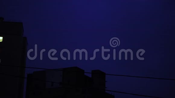 城市夜空中的闪电雨中云中的亮光雷雨视频的预览图