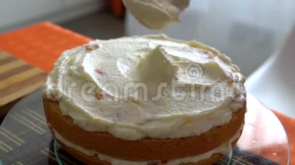 做美味的蛋糕糖果商把奶油放在蛋糕的表面自制蛋糕视频的预览图