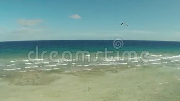 菲律宾海岸的风筝冲浪鸟瞰图7视频的预览图