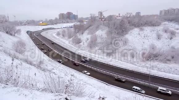 大雪期间沿高速公路行驶的交通视频的预览图