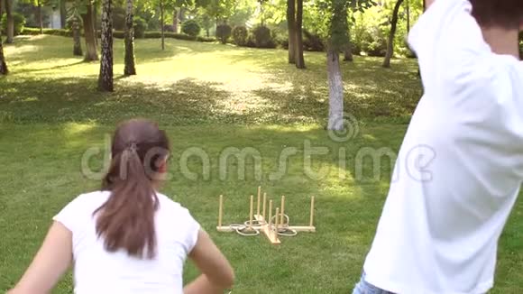 两个朋友在公园里玩游戏掷环视频的预览图