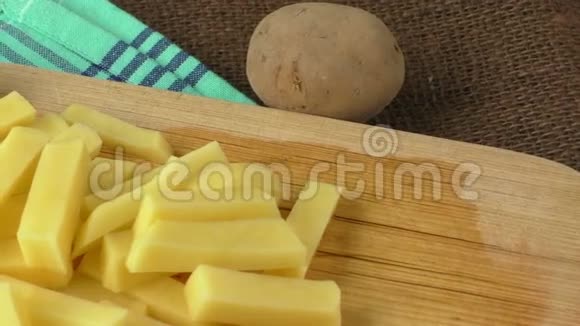 土豆切片条准备薯条视频的预览图