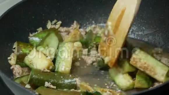 炒青片茄子猪肉碎蒜片辣椒虾酱视频的预览图