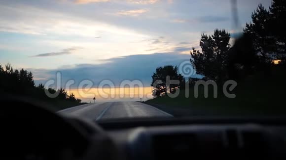 夜路夕阳西下家庭旅行一家人在公路上坐车去视频的预览图