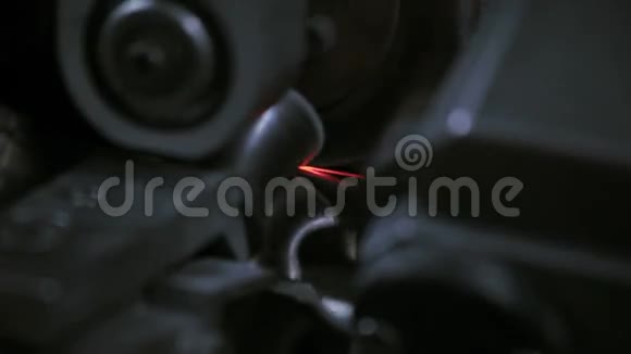 工业机械设备上的红色火花钢铁制造机器视频的预览图