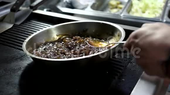 煎锅中的焦糖洋葱视频的预览图