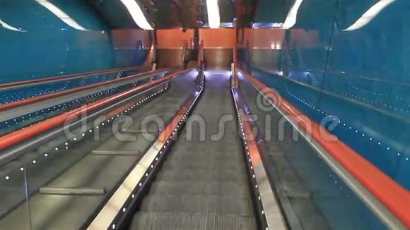 在地铁的自动扶梯上降落视频的预览图