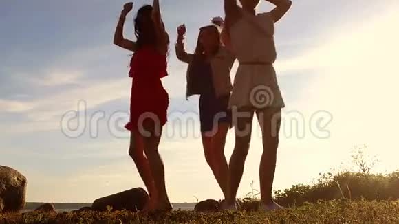在海滩上跳舞的快乐妇女或女孩视频的预览图