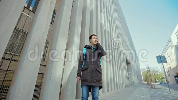 在寒冷的日子里男人的手在电话门上说话视频的预览图