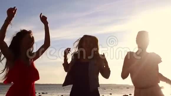 一群快乐的女人或女孩在海滩上跳舞47视频的预览图