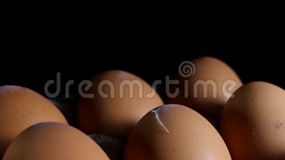 纸箱托盘里的鸡蛋视频的预览图