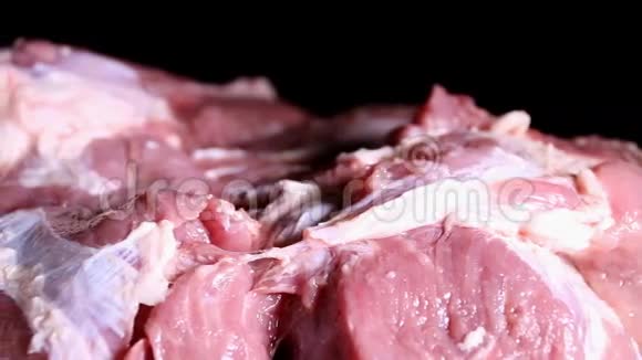 新鲜生猪肉牛排视频的预览图