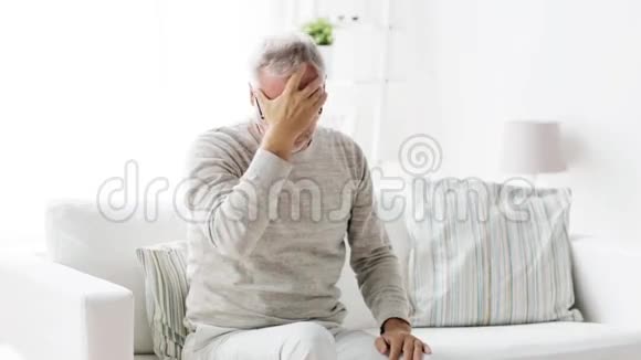 家中头痛的老人视频的预览图