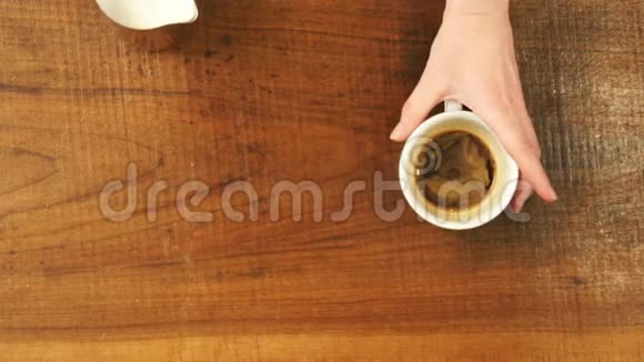 咖啡师如何在牛奶和咖啡中制作拿铁艺术视频的预览图