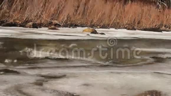 强风在部分结冰的河流上狂风视频的预览图