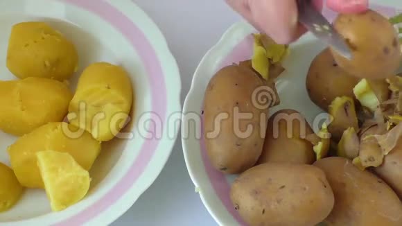 双手剥土豆皮视频的预览图