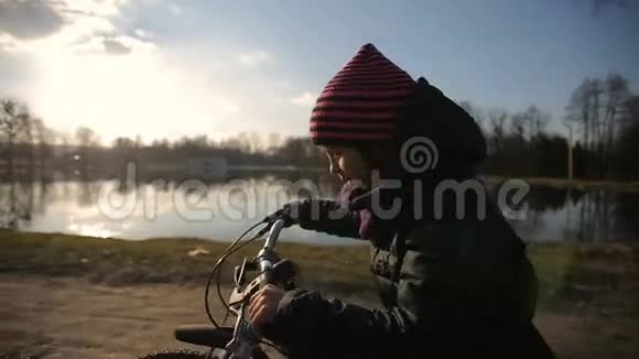 骑自行车的小女孩视频的预览图