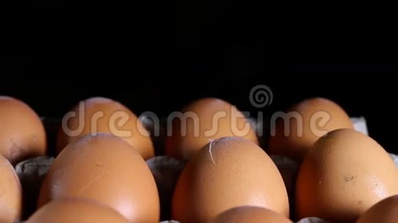 纸箱托盘里的鸡蛋视频的预览图