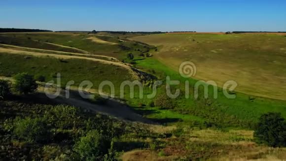 无人机飞过乡村风景视频的预览图