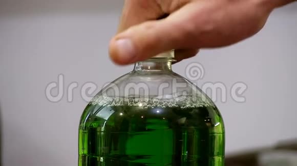 人是失败的打开塑料瓶的盖子里面装满了苏打水绿色发泡剂视频的预览图