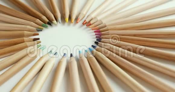 彩色铅笔在白色背景上旋转时形成一个圆圈视频的预览图