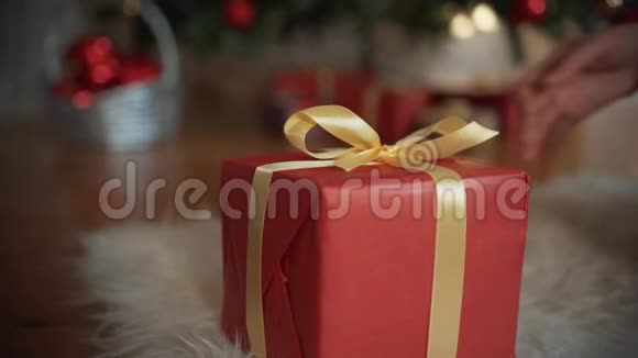 圣诞节一个漂亮的女孩在树下发现了一件礼物概念魔术圣诞节礼物节日视频的预览图