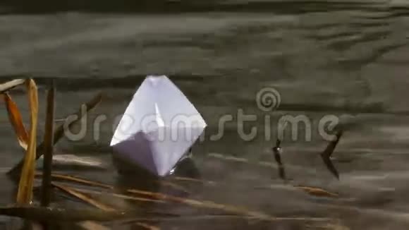 漂浮在纸船河上视频的预览图