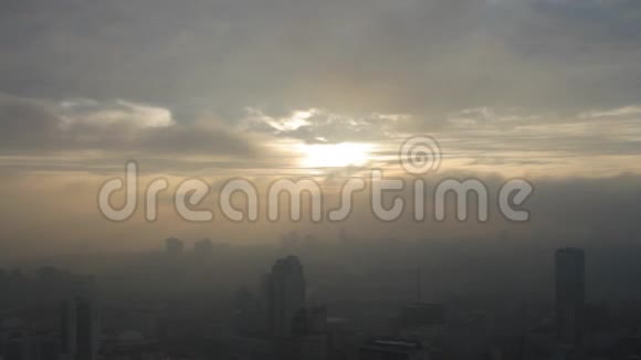 冬天的日落笼罩着城市视频的预览图
