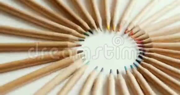 彩色铅笔在白色背景上形成一个圆圈视频的预览图