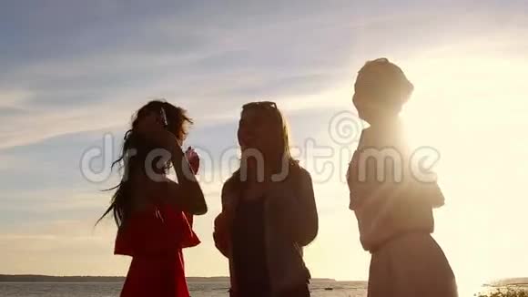 一群快乐的女人或女孩在沙滩上跳舞48视频的预览图
