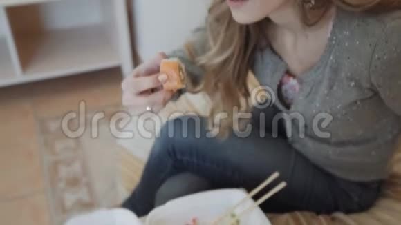 有吃寿司的女人品尝寿司卷的女士比我想象的要好日本菜味道极佳视频的预览图