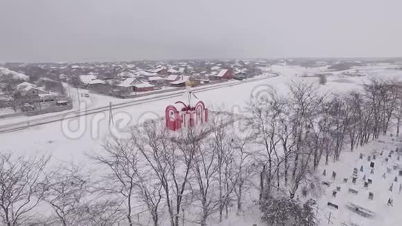 冬天的一个小教堂俄罗斯的一个白雪皑皑的城市视频的预览图
