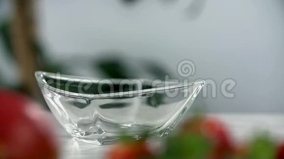 草莓掉进玻璃杯里视频的预览图